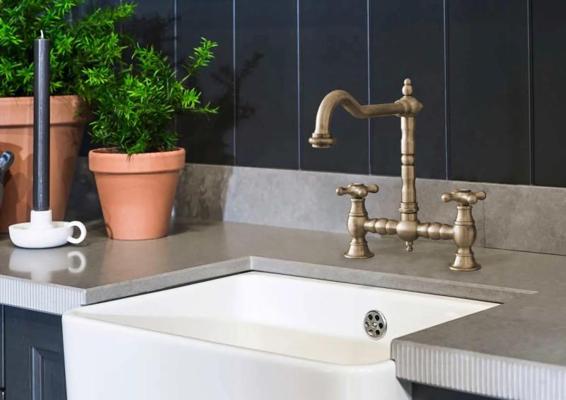 PB Nostalgijska Kuhinjska Pipa z Mostom Bronasta z Vogalnim Izlivom in Zvezdnimi Gumbi PBN.BRO.H.ST