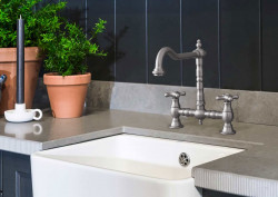 PB Nostalgijska mostovna kuhinjska pipa iz nerjavečega jekla s pravokotnim izlivom in zvezdastimi ročaji PBN.RVS.H.ST