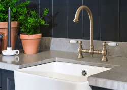 PB Nostalgijska kuhinjska pipa za most Bronasta okrogla izliv s belimi ročaji PBN.BRO.R.WH