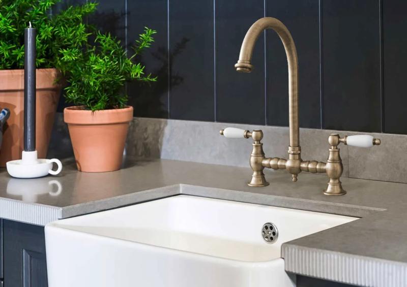 PB Nostalgijska kuhinjska pipa za most Bronasta okrogla izliv s belimi ročaji PBN.BRO.R.WH