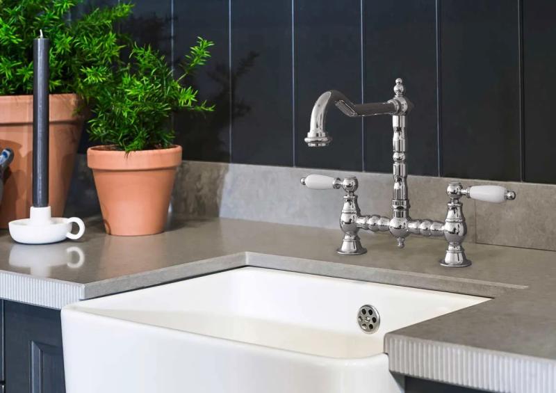 PB Nostalgijska kuhinjska armatura za most v kromu z belimi ročkami PBN.CHR.H.WH