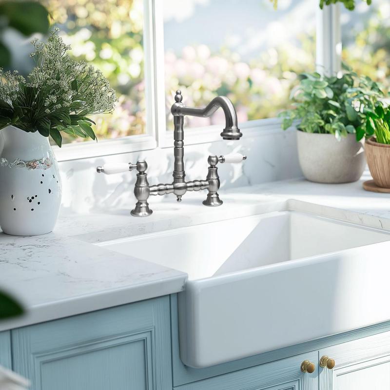 PB Nostalgische Kuhinjska Pipa iz Nerjavečega Jekla s Pravokotnim Izlivom in Belimi Ročaji PBN.RVS.H.WH