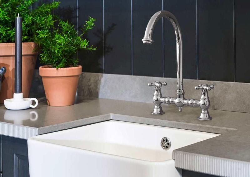 PB Nostalgijska kuhinjska pipa za most Kromirana z okroglim izlivom in zvezdastimi ročaji PBN.CHR.R.ST