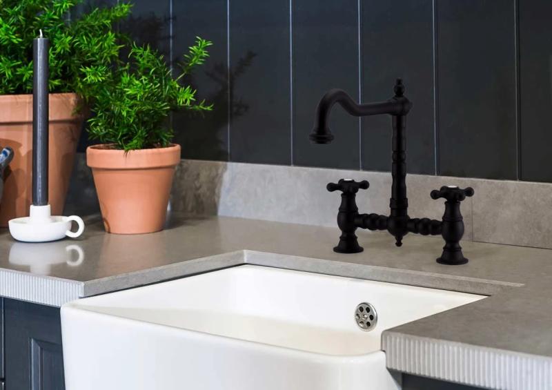 PB Nostalgijska Kuhinjska Pipa za Most, Mat Črna, Kotni Izliv s Zvezdnatimi Ročaji PBN.ZW.H.ST