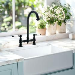 PB Nostalgijska mostna kuhinjska pipa, mat črna, z okroglo izlivno cevjo in belimi ročaji PBN.ZW.R.WH