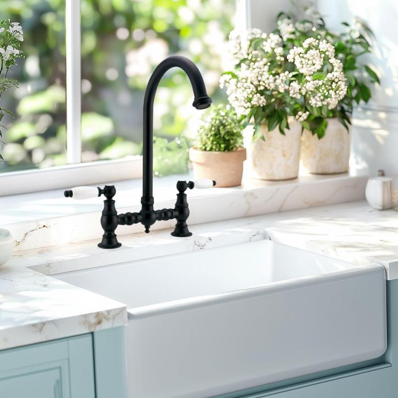 PB Nostalgijska mostna kuhinjska pipa, mat črna, z okroglo izlivno cevjo in belimi ročaji PBN.ZW.R.WH