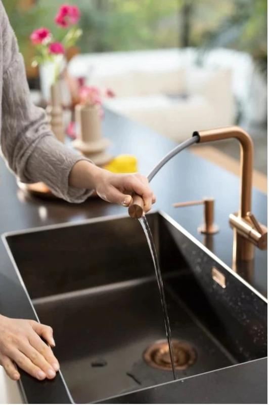 Franke bakrene kuhinjska pipa Atlas Neo z izvlečno izlivno cevjo pvd copper 115.0628.208