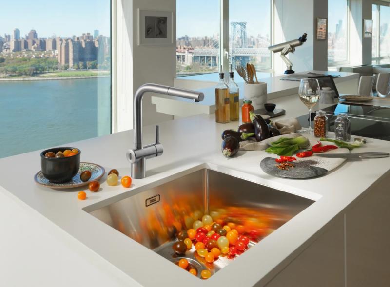 Franke brušena nerjaveča jeklena senzorska kuhinjska pipa Atlas Neo z izvlečno izlivno cevjo inox 115.0625.523