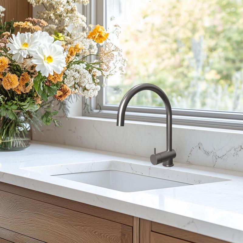 Waterevolution Flow kuhinjska pipa PVD Gun metal z izvlečno izlivno cevjo T155GME