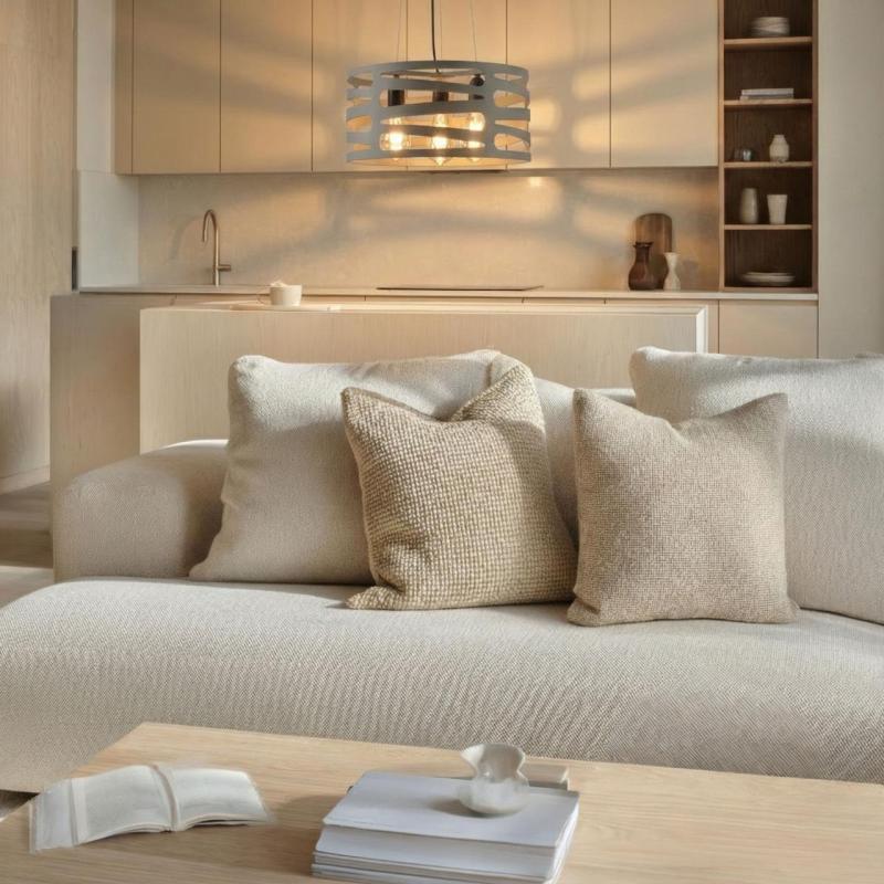 Decor Marisa siva viseča svetilka s koničastimi vodoravnimi režami, največ 3 svetlobni viri, premer 40 cm 2607