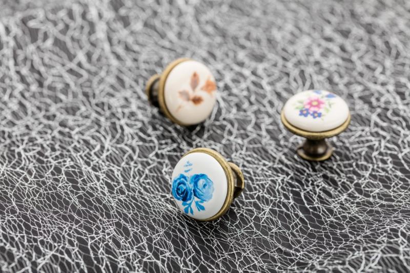 Porcelanski gumb J4 starinski baker R-roza cvet 1208959153