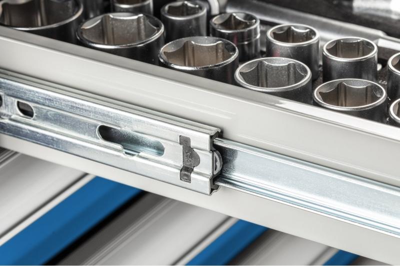 Hoegert Orodjarna s 7 predali in stranskimi vrati. 1208962009