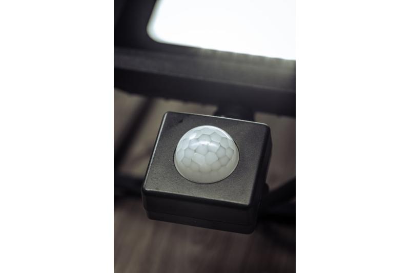 LED reflektor iNEXT s senzorjem gibanja 20 W 1600 lm, PF>0,9, RA>80, IP65, 120°, 6400 K, črno ohišje 1208962859
