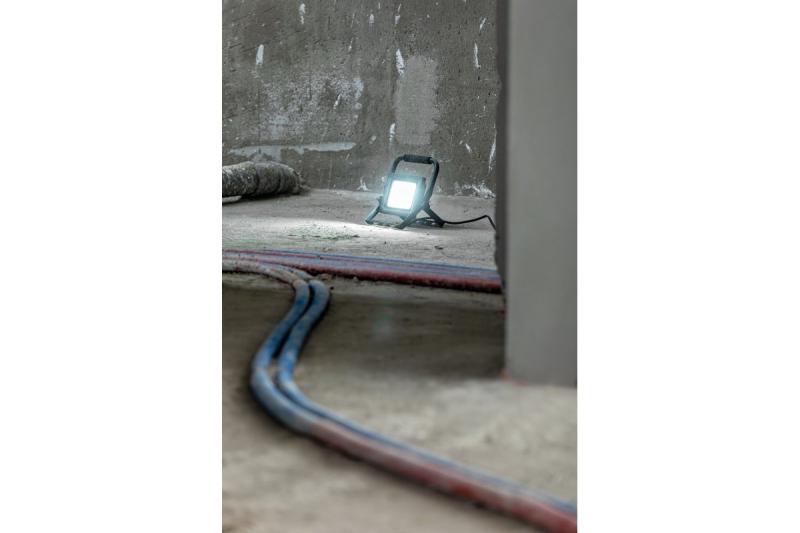 LED reflektor iNEXT (prenosni) 30W 2400lm, PF>0,9, RA>80, IP65, 120°, 6400K, črno telo 1208962861