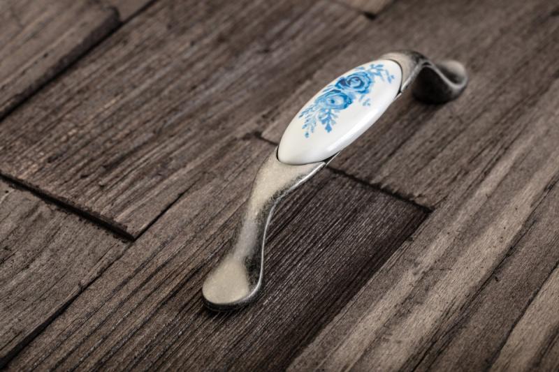 Porcelanski ročaj 728-P C=96mm antik srebro A-Modra Roža 1208965700