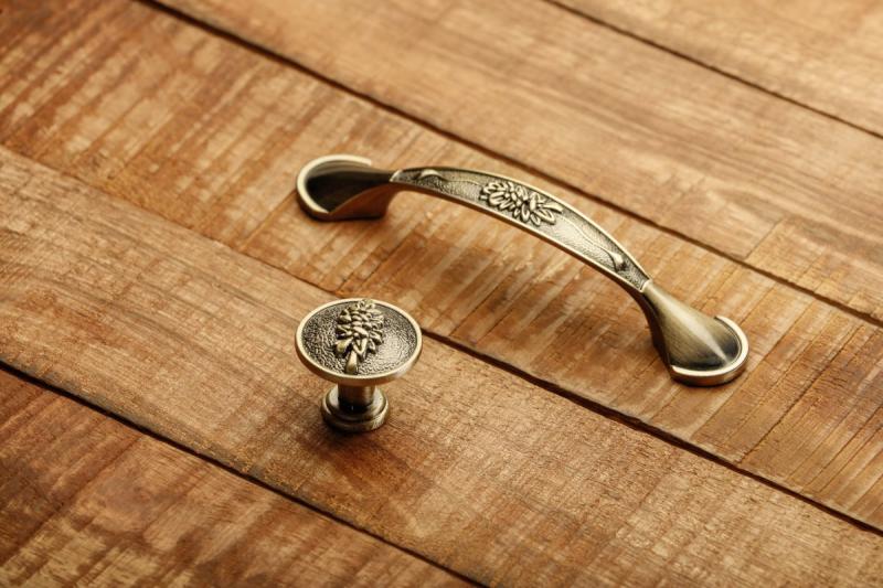 Zamak ročaj ARDEA C=96 mm starinsko brušena medenina 1208965870