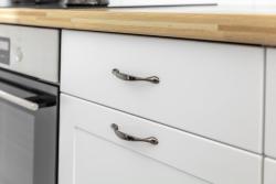 Ročaj Zamak CAMAIO C=128mm črna kromirana 1208965927