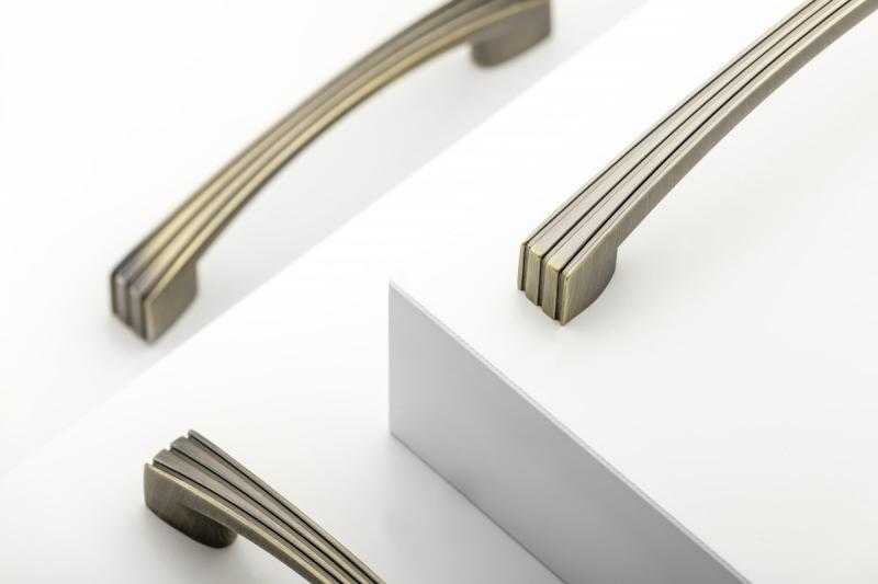 Zamak ročaj VASTO C=128 mm starinsko brušena medenina 1208966227