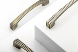 Zamak ročaj VASTO C=96 mm starinsko brušena medenina 1208966228