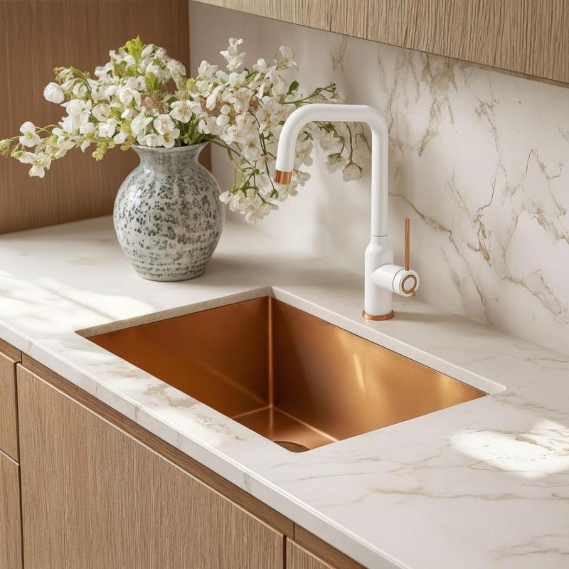 Quadri Stamford Kuhinjska mešalna pipa Bela z PVD Bakreno Obdelavo z Vrtljivim Kotnim Izlivom 1208967700