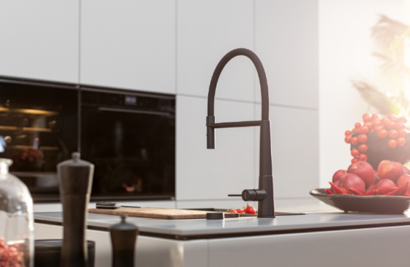 Franke Icon Enoročna Kuhinjska Armatura z Gibljivo Ročno Prho, Črna 115.0690.598