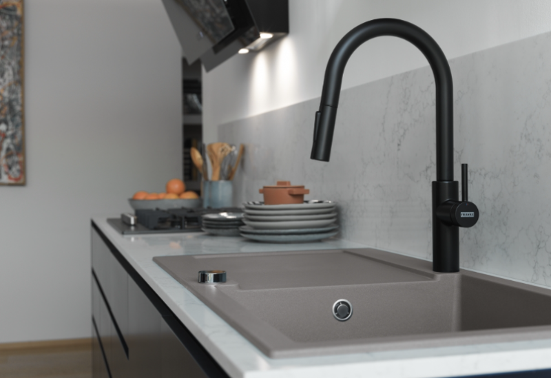 Franke Pescara J Enoročna Mešalna Armatura Črna z Izvlečno Izlivno Cevjo in Razpršilno Funkcijo 115.0575.968