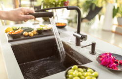 Franke Active Twist Enoročna Mešalna Armatura Črna z Izvlečno Izlivno Cevjo in Integriranim Odtočnim Upravljanjem 115.0669.769