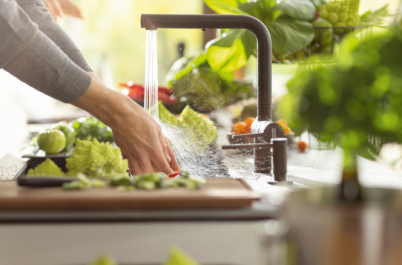 Franke Active Twist Enoročna Mešalna Armatura Črna z Izvlečno Izlivno Cevjo in Integriranim Odtočnim Upravljanjem 115.0669.769