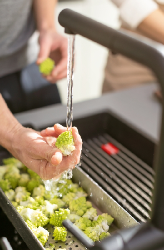 Franke Active Twist Enoročna Mešalna Armatura Črna z Izvlečno Izlivno Cevjo in Integriranim Odtočnim Upravljanjem 115.0669.769