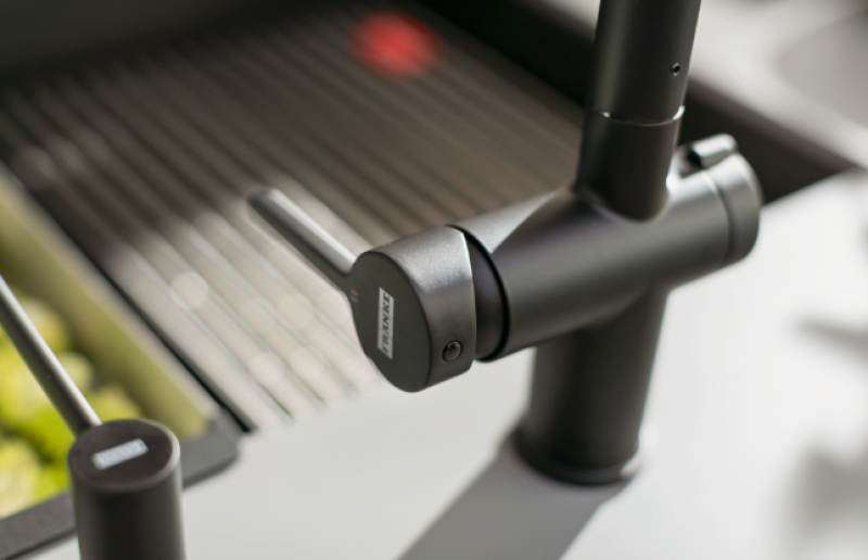 Franke Active Twist Enoročna Mešalna Armatura Črna z Izvlečno Izlivno Cevjo in Integriranim Odtočnim Upravljanjem 115.0669.769