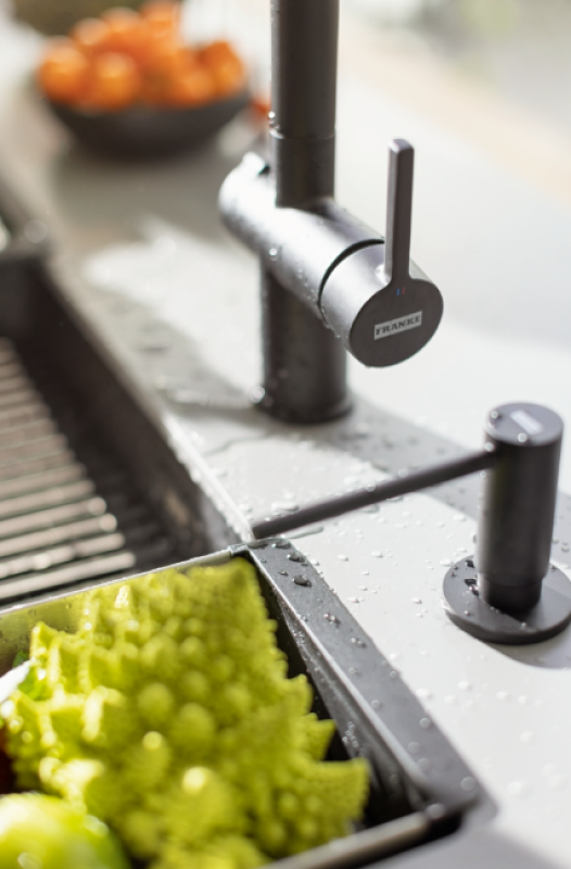 Franke Active Twist Enoročna Mešalna Armatura Črna z Izvlečno Izlivno Cevjo in Integriranim Odtočnim Upravljanjem 115.0669.769