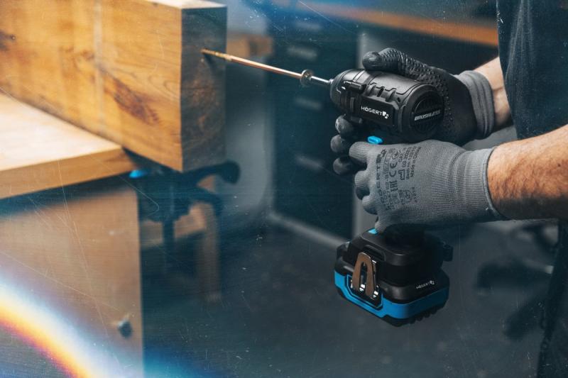 HÖGERT Brezkrtačni akumulatorski likalnik 18V, komplet z baterijo, polnilnikom in pripomočki