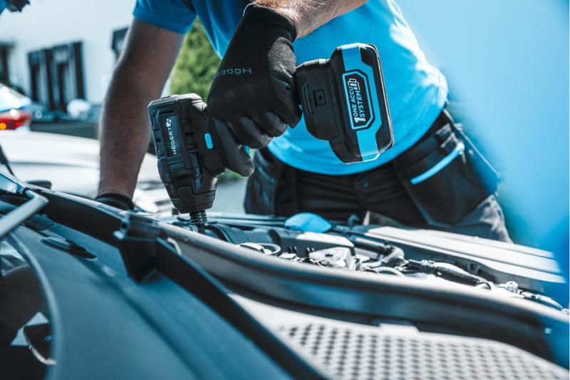 HÖGERT Brezkrtačni akumulatorski likalnik 18V, komplet z baterijo, polnilnikom in pripomočki