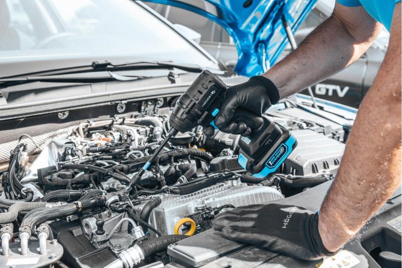 HÖGERT Brezkrtačni akumulatorski likalnik 18V, komplet z baterijo, polnilnikom in pripomočki