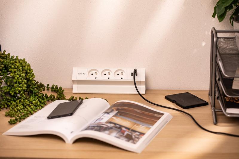 Basco pohištvena vtičnica, 3 x vtičnica z ozemljitvijo, USB A+C, 1,5 m kabel, bela z montažo