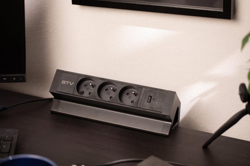 Vtičnica za pohištvo Basco, 3 x vtičnica z ozemljitvijo, USB A+C, 1,5 m kabel, črna z montažo