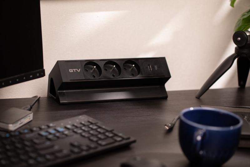 Vtičnica za pohištvo Basco, 3 x vtičnica z ozemljitvijo, USB A+C, 1,5 m kabel, črna z montažo