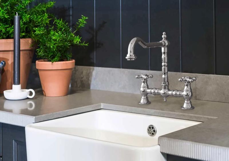 PB Nostalgijska kuhinjska pipa za na most, kromirana, z zvezdastimi ročaji in kotnim izlivom PBN.CHR.H.ST.