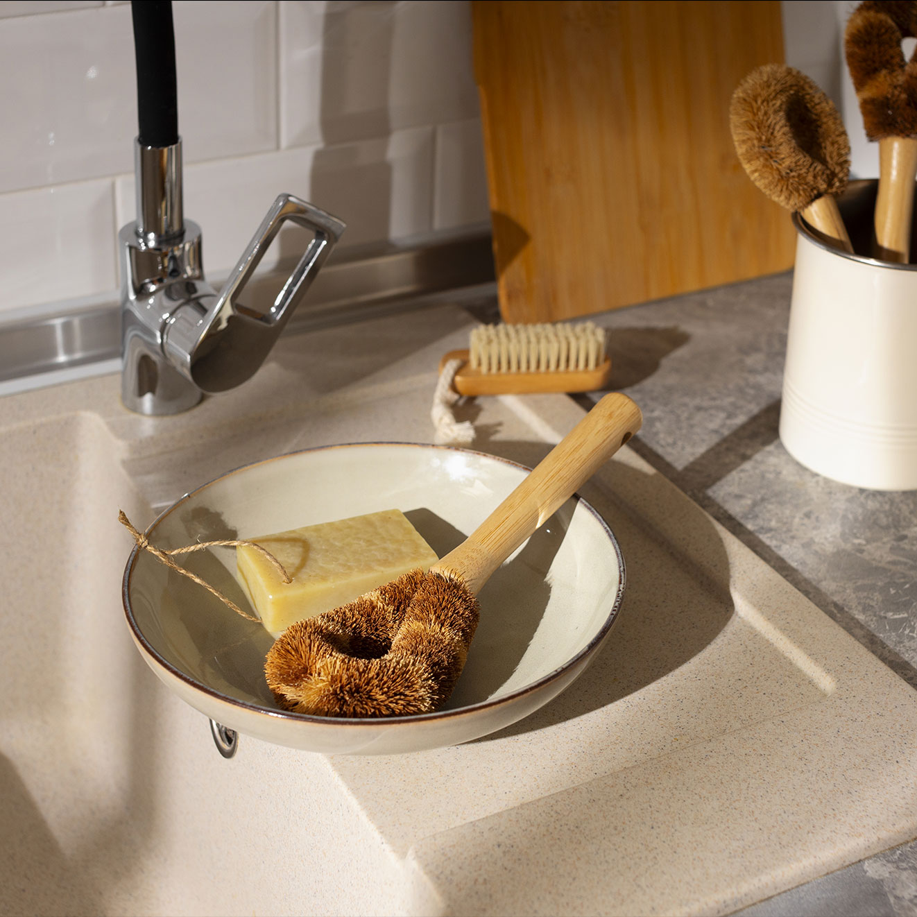 Tako Ohranite Vaš Bio-kompozitni Korito Lepo in Sijoče Leta