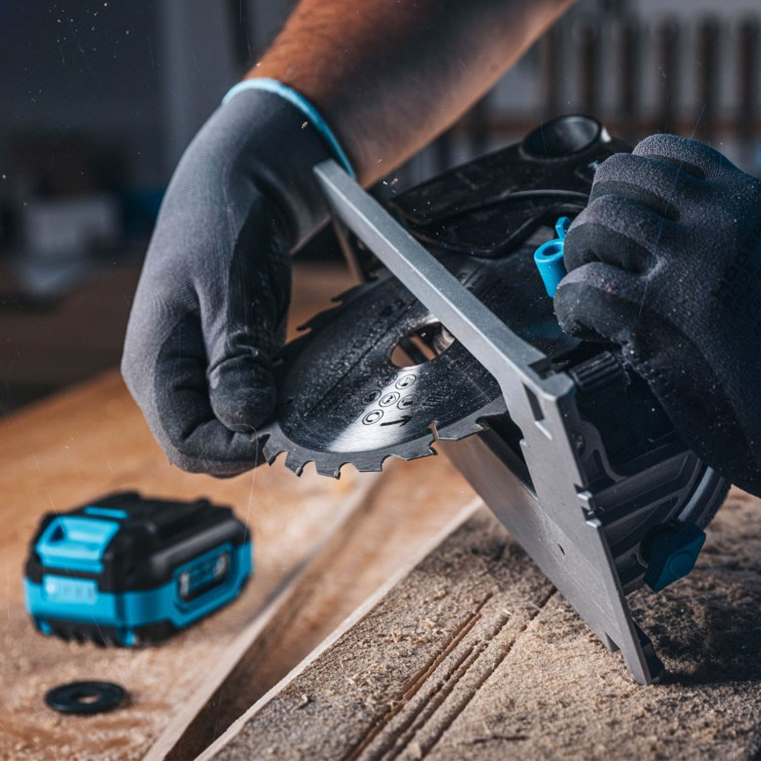 Kako Preprečiti Izpad Listov na Krožnih Žagah: Podaljšajte Življenjsko Dobo vašega Električnega Orodja kot Profesionalec