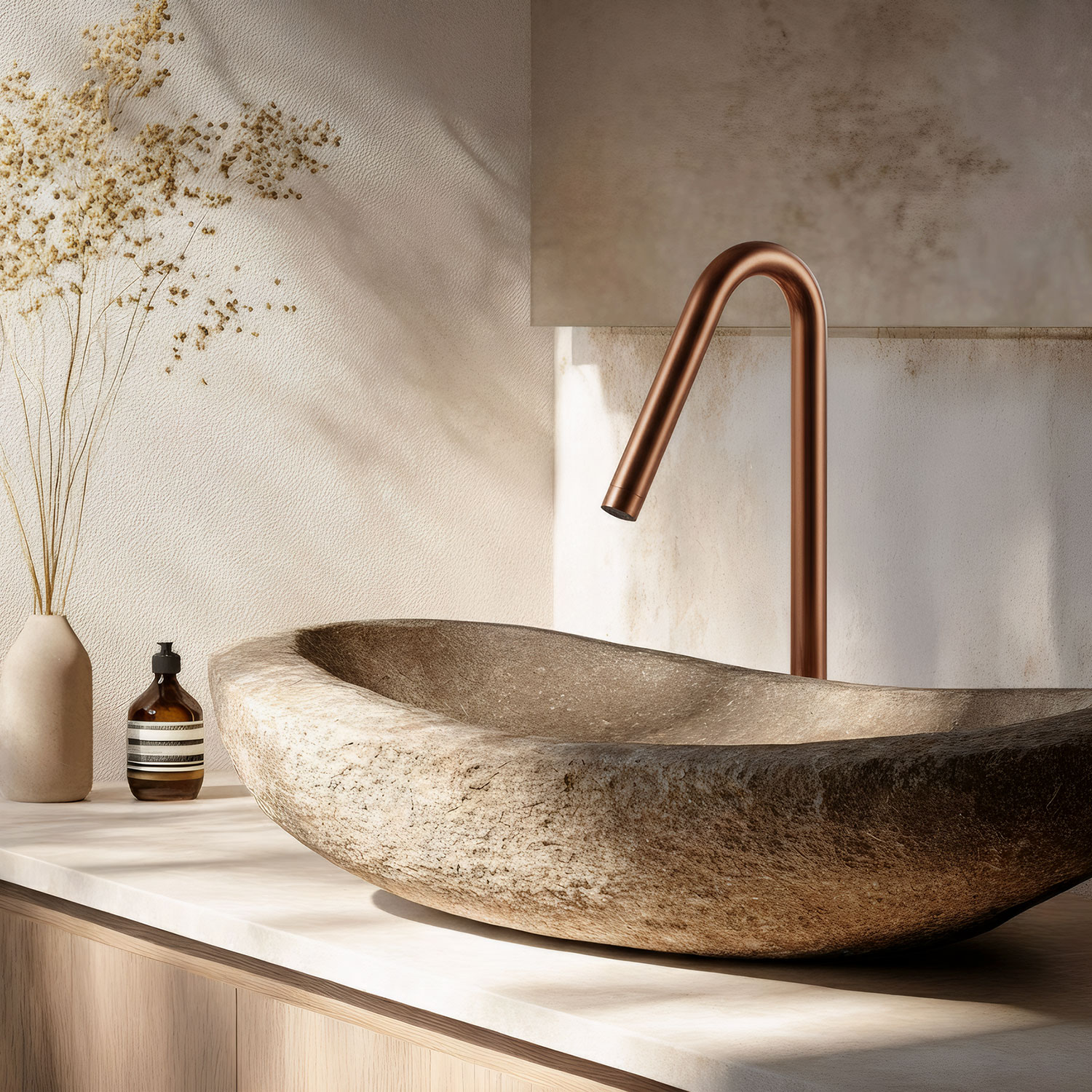 7 načinov, kako topli kovinski odtenki popestrijo osnovno kopalniško pohištvo